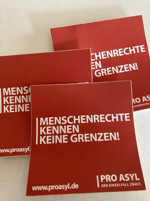 Aufkleber von Pro Asyl: Menschenrechte kennen keine Grenzen