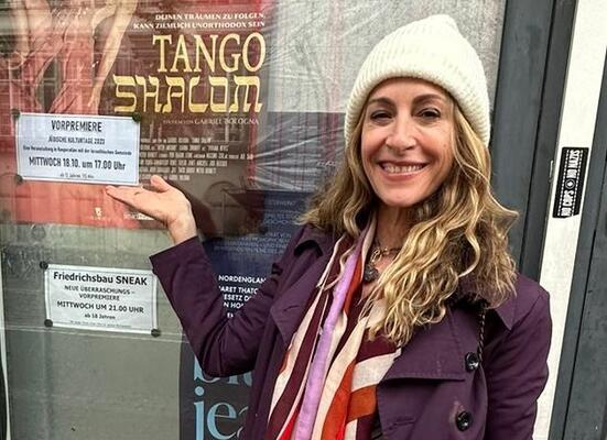 Judi Beecher vor dem Filmplakat zu Tango Shalom vor dem Freidrichsbau