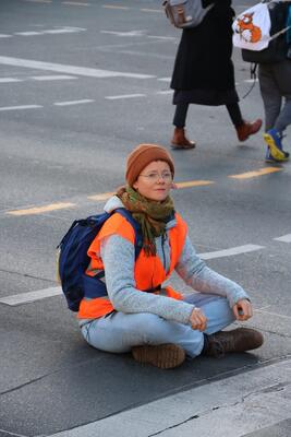 Letzte Generation-Aktivistin bei einer Straßenblockade