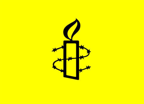 Kerze mit Stacheldraht als Symbol für Amnesty International