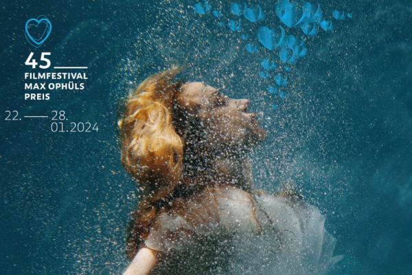 Das Plakat zum diesjährigen Filmfestival Max Ophüls: Eine Frau unter Wasser. links ein blaues Herzchen, die 45. Ausgabe findet vom 22. - 28. 01. 24 statt
