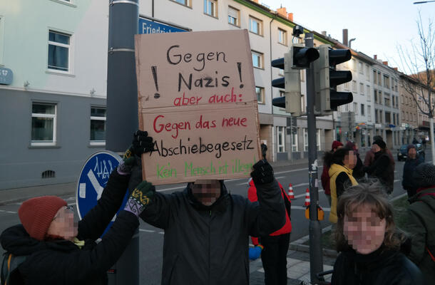 Am Rand der Demo gegen die AfD am 21.01.2024 - Schild: Gegen Nazus! aber auch: Gegen das neue Abschiebegesetz - Kein Mensch ist illegal