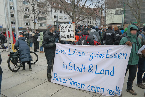 Landwirte Protest mit Transpi: Gutes Leben, gutes Essen in Stadt und Land - Bäuer*innen gegen rechts - dahinter Transpi: Weg mit der Ampel- ihr zerstört unser Land