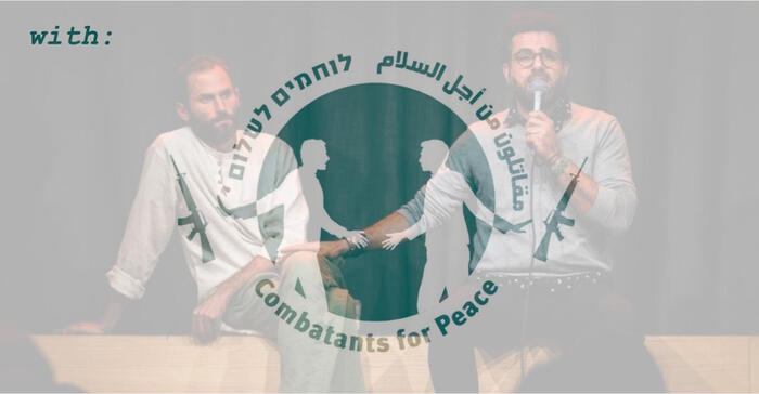 Rotem und Osama sitzen auf dem Podium; Osama spricht ins Mikro. Darüber gelegt ist das Logo von Combatants for Peace mit zwei Menschen, die die Waffen wegwerfen und aufeinander zugehen. Der Name ist dreisprachig 