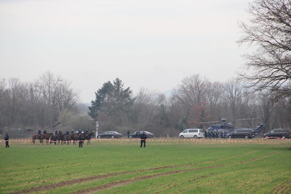 Links Polizeipferde -Mittig Fahrzeuggruppe in die aus dem BGS -Heli Bundeskanzler umgestiegen sit