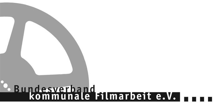 Das Logo des Bundesverband kommunale Filmarbeit e.V.: Ein Viertel einer 35mm Spule in grau. Davor der Schriftzug