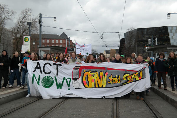 Fronttranspi am Klimastreikin Freiburg am 01.03.2024: Act Now! ÖPNV statt Stau