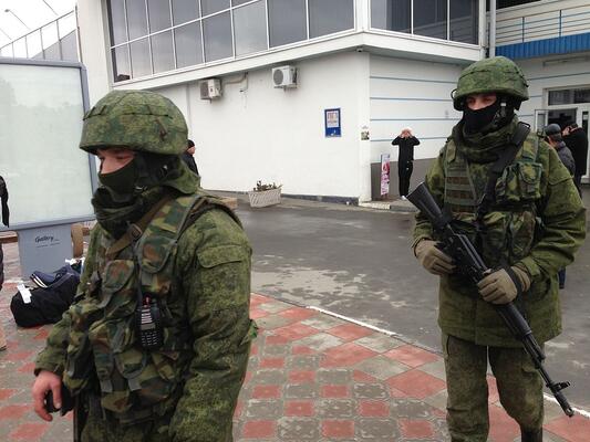 Russische Soldaten ohne Hoheitsabzeichen am Flughafen von Simferopol, Krim, 28. 2. 2014