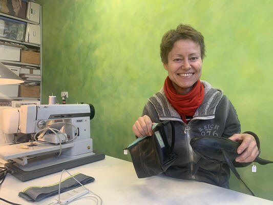 Barbara Ibo in ihrer Upcycling Wertstatt