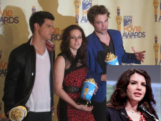 von rechts nach links auf den MTV movie Awards 2009: Robert Pattinson, Kristen Stewart, Taylor Lautner die Hauptdarsteller*innen der Twilight Saga. sie halten je einen Preis in der Hand. unten rechts ist ein Foto der Autorin Stephenie Meyer hineinmontiert