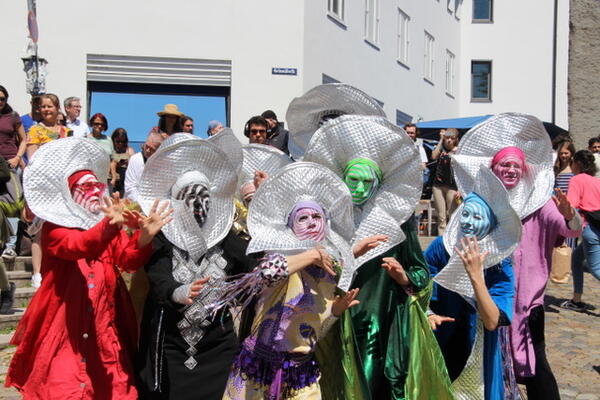 Aliens des THEATER KOMPLEX auf dem Augustinerplatz in Freiburg