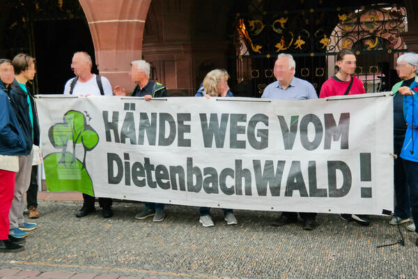 Menschen halten Protest Banner: Hände Weg vom Dietenbachwald - am 15.05.2024 vor dem Freiburger Rathaus