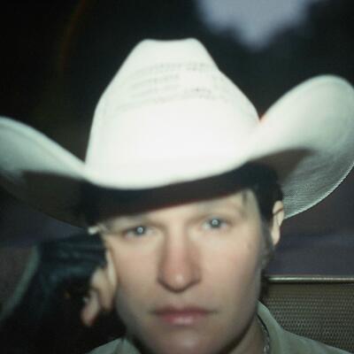 Porträt von Adrianne Lenker mit weißem Cowboy-Hut mit leicht verschwommener Optik (direkter Blick)