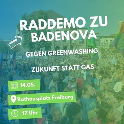 &quot;Raddemo zur Badenova: Gegen Greenwashing. Zukunft statt Gas. 14.05. Rathausplatz Freiburg, 17h&quot; Dahinter ist eine demonstrierende Menschenmenge - überwiegend junge Leute und Kinder - mit Transparenten, Fridays for Future Flaggen und Plakaten zu sehen