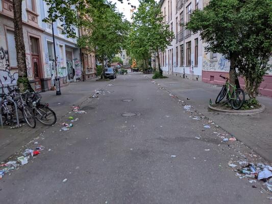 leere Adlerstr. voller kaputter Glasscherben nach dem Tanz in den Mai 2024