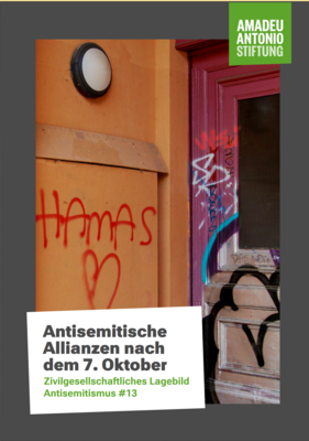 Das Titelblatt des Zivilgesellschaftlichen Lagebild Antisemitismus #13 zeigt eine orangene Wand neben einer besprühten Tür, auf dem in roter Farbe &quot;HAMAS&quot; und einem Herz gesprüht ist.