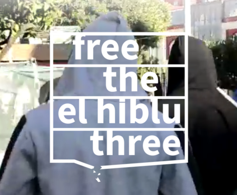 free the el hiblu three in weis vor dem Bild von Menschen in Hoodies von hinten