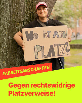 Sharepic: #AbseitsAbschaffen - Gegen rechtswidrige Platzverweise - Frau hält Schild: Wo ist mein Platz?