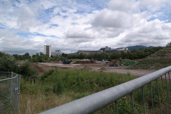 Baugebiet Kleineschholz mit Arbeitsagentur im Hintergrund; hier waren vormals Kleingärten