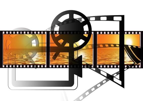 Ein Filmstreifen mit goldenem Sonnenuntergang; dazu die vereinfachte Grafik einer Filmrolle und eine Kamera in Schwarz. Andere Filmstreifen laufen von links unten nach rechts oben durchs Bild. Einer von vorn nach hinten.
