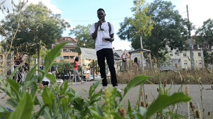 Klimaaktivist Nicholas Omonuk bei einer Rede in Basel | bildertexten 2023