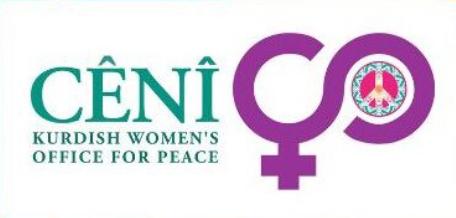 Logo von CÊNÎ - Kurdisches Frauenbüro für Frieden e.V. zeigt den Namen der Organisation und auf der rechten Seite ein geschwungenes Symbol für Weiblichkeit, in der ein Peace-Zeichen eingebunden ist.