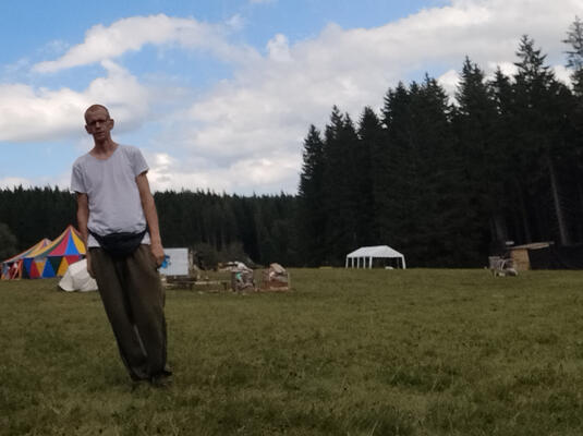 Typ auf einer Wiese