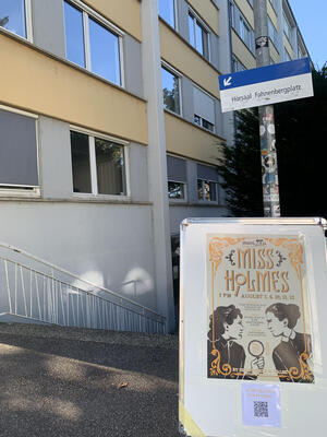 Theaterplakat vor der Spielstätte