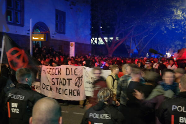 Nachhtanzdemo mit Transpi - gegen die Stadt der Reichen