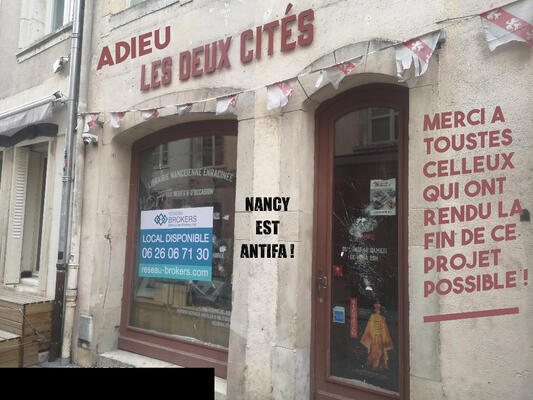 Les Deux Cités schließen – Ladengeschäft zu vermieten (Bild: Bloc Antifa Nancy) 