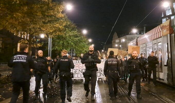 Polizei umzingelt Demonstranten