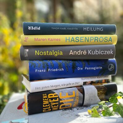 Buchpreis 2024. Die nominierten Bücher aufeinandergestapelt.