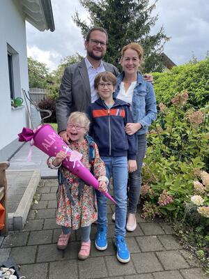 Damilie Seifried posiert für ein Foto. Hinten Jan Seifried, daneben Katharina Seifried, Mitte vorne Anton, der Sohn, und daneben die sechsjährige Alma. Sie hat eine große pinke Schultüte und freut sich sehr.