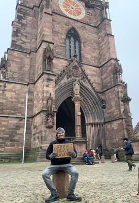 Joanimo von der Free Hugs Freiburg Gruppe vor dem Münster