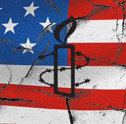 Amnesty-Kerze mit Draht vor US-Flagge.