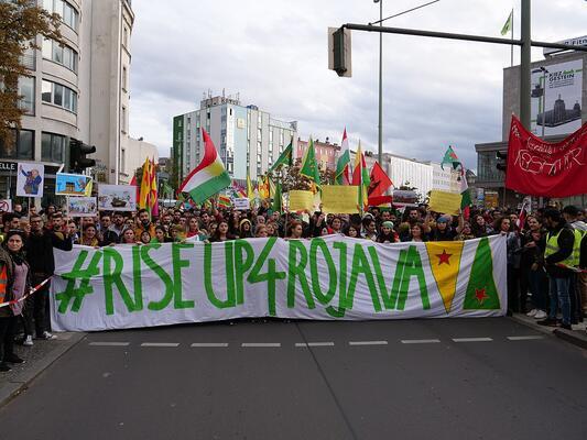 Solidarität mit Rojava auf antikolonialer Demo in Berlin 2019