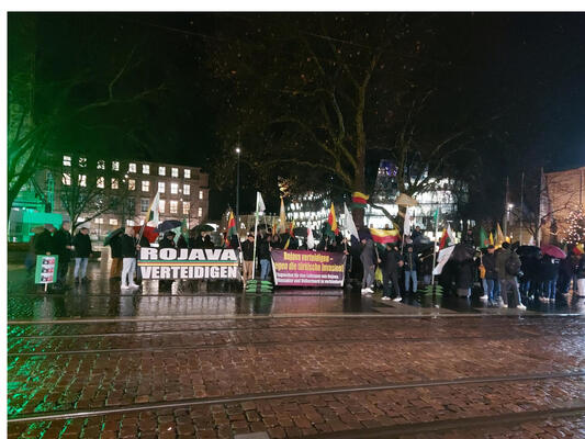 Demonstration mit Banner &quot;Rojava verteidigen&quot;