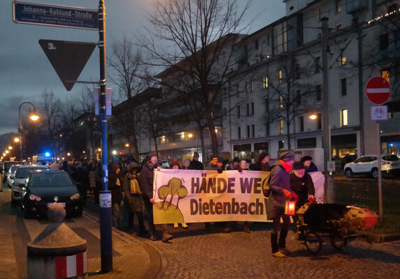 Trauermarsch mit Hände Weg vom Dietenbachwald-Transpi am 14.12. 