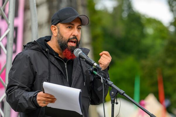 Ferat Kocak in der Öffentlichkeit vor dem Mikro