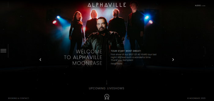 Website der Band Alphaville.earth: die vier Mitglieder posieren in rotem und blauem LIcht auf der Bühne. Drumherum ist alles schwarz. Darunter steht &quot;Tour start went great&quot;