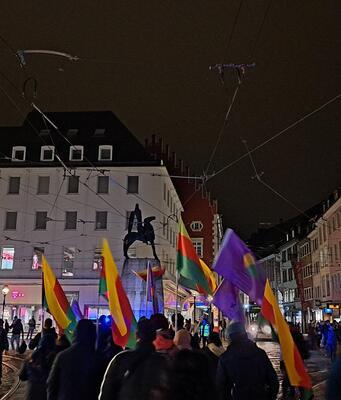 kurdische Flaggen und die Flagge der Kurdischen Frauenbewegung im Demozug mit dem Blick auf den Bertholdsbrunnen