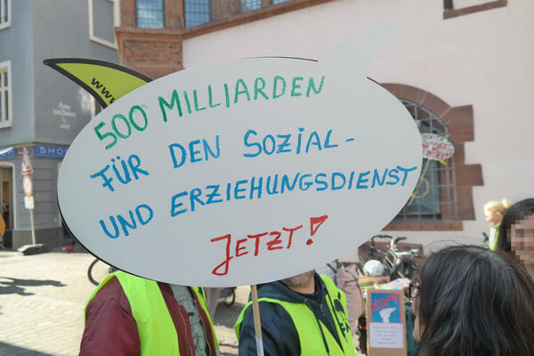 Schild am Rathausplatz: 500 Milliarden für den Sozial- und Erziehungsdienst - Jetzt!