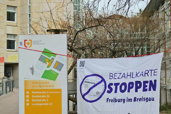 Bezahlkarte Stoppen Banner am Landratsamt Freiburg