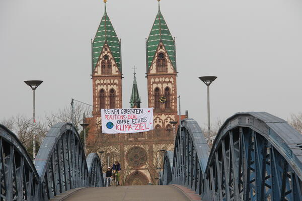 Tanspi auf blauen Wiwili Brücke in Freiburg mit Forderung Kein Koalitionsdeal ohne Klimaziel 19 Uhr 15l