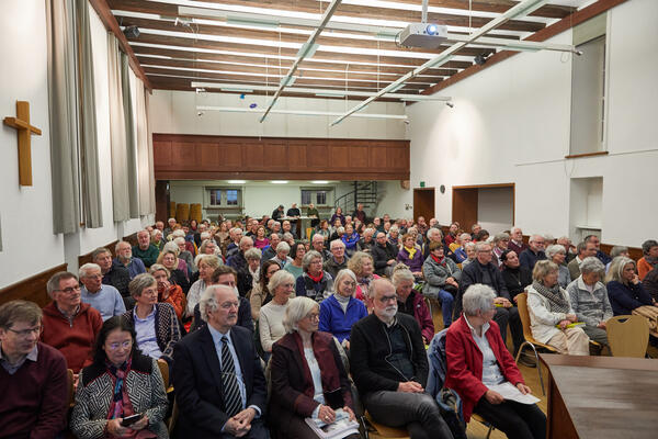Der gefüllte Saal bei der Buchvorstellung in Waldkirch. Wolfram Wette sitzt in der ersten Reihe als Dritter von links. 