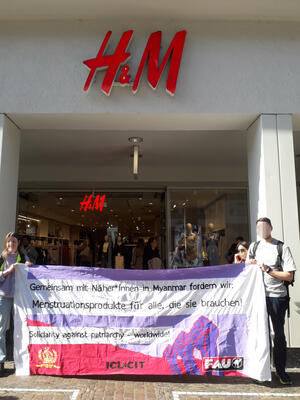 Protest am 8. März vor einer Freiburger H&amp;M-Filiale in Solidarität mit Textilarbeiter*innen in Myanmar