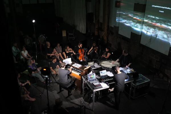 Konglomerat aus Freiburg und Berlin bei ihrer Performance auf einerArtFestival in der Lokhalle