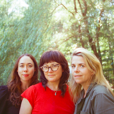 Die drei Mitglieder der Band I&#039;m With Her.