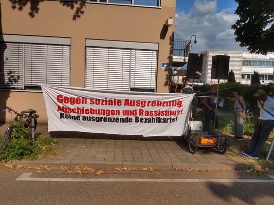 Lautsprecher und Transparente bei der Kundgebung vor dem Gebäude der Bundespolizei