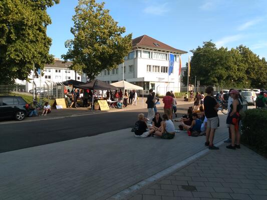 Demonstrierende am Eingang der Landeserstaufnahmeeinrichtung in der Müllheimer Straße